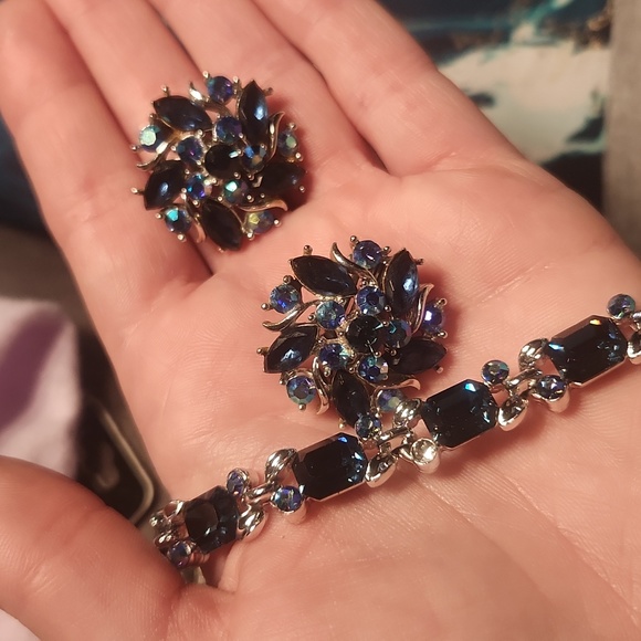 Mainly clip earings - Picture 9 of 16